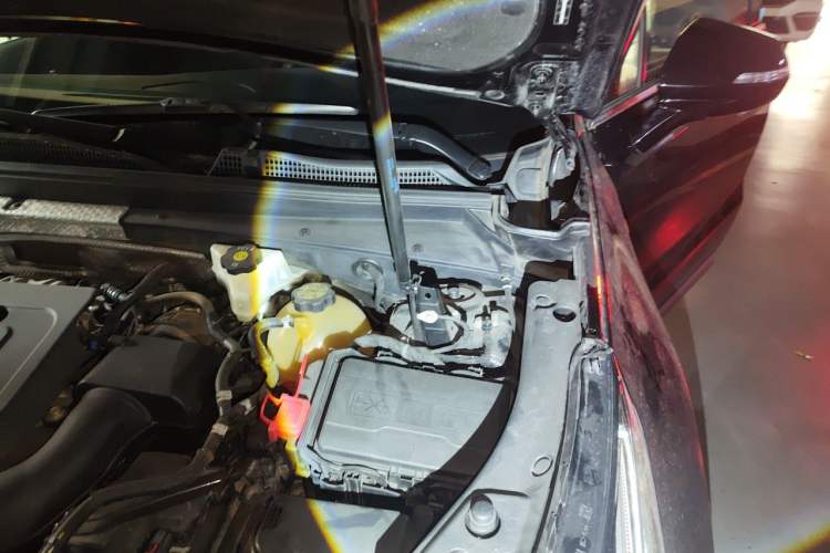 Used Cadillac XT4 2018 28T Two-Wheel Drive Leading Version Engine Bay Left