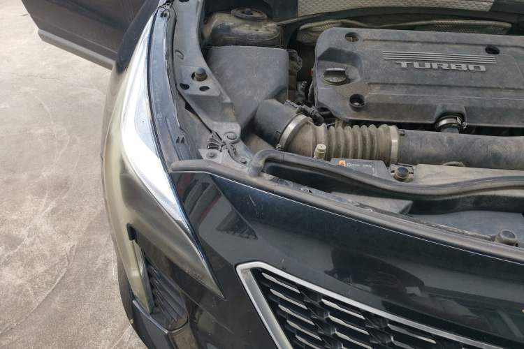 Used Cadillac XT4 2018 28T Two-Wheel-Drive Luxury Model Engine Bay Right