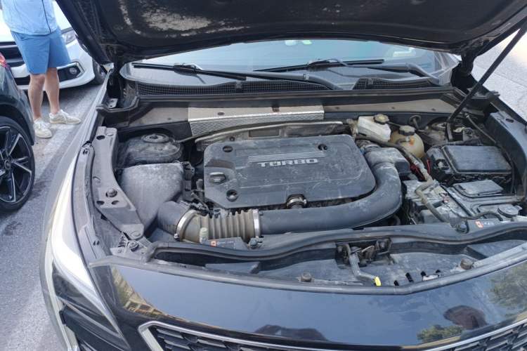Used Cadillac XT4 2018 28T Two-Wheel-Drive Luxury Model Engine Bay Right