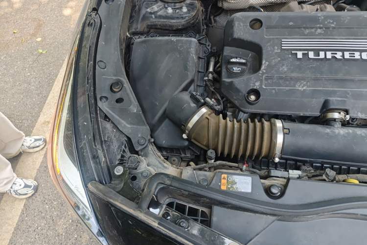 Used Cadillac XT4 2018 28T Two-Wheel-Drive Luxury Model Engine Bay Right