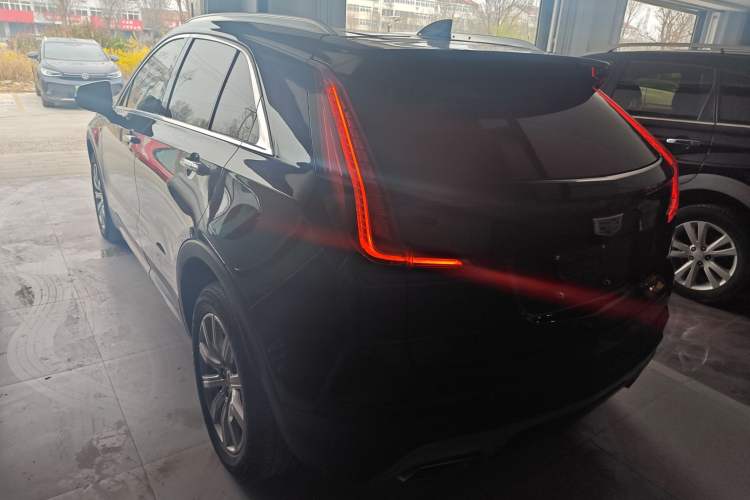 Used Cadillac XT4 2018 28T Two-Wheel-Drive Luxury Model Exterior 2