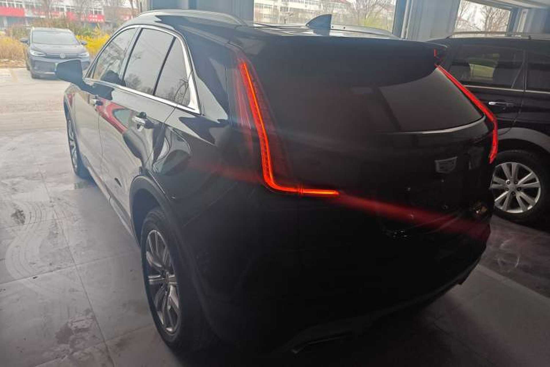 Used Cadillac XT4 2018 28T Two-Wheel-Drive Luxury Model Exterior 2
