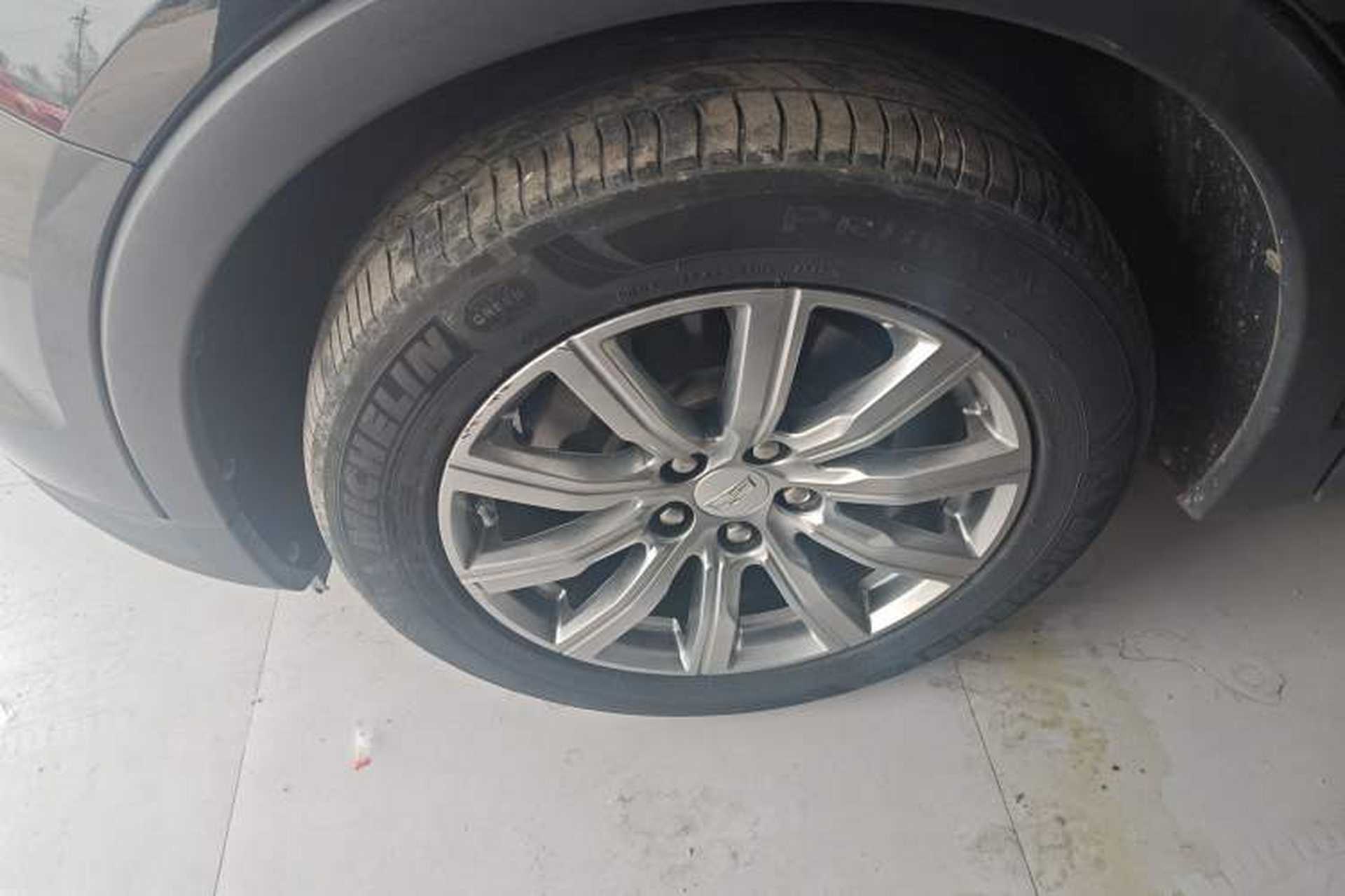 Used Cadillac XT4 2018 28T Two-Wheel-Drive Luxury Model Exterior 4
