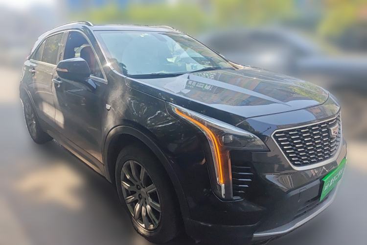 Used Cadillac XT4 2018 28T Two-Wheel-Drive Luxury Model Front Right 45 Deg