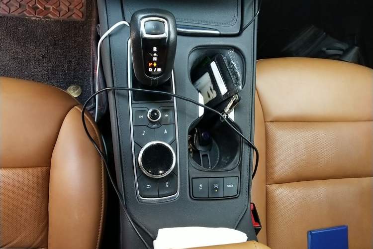 Used Cadillac XT4 2018 28T 4x4 Platinum Edition Gear Lever