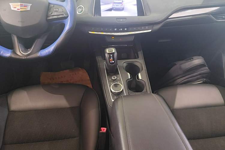 Used Cadillac XT4 2018 28T Two-Wheel Drive Tech Version Gear Lever