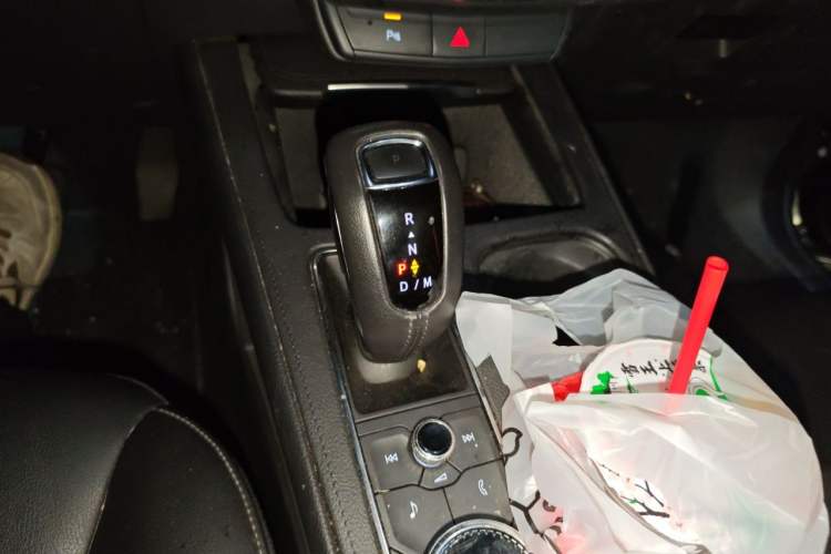 Used Cadillac XT4 2018 28T Two-Wheel Drive Tech Version Gear Lever