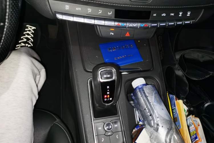 Used Cadillac XT4 2018 28T Two-Wheel Drive Tech Version Gear Lever