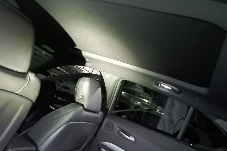 Used Cadillac XT4 2018 28T Two-Wheel Drive Leading Version Headliner