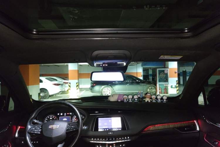 Used Cadillac XT4 2018 28T 4x4 Platinum Edition Headliner