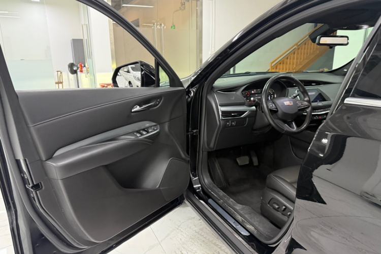 Used Cadillac XT4 2018 28T Two-Wheel Drive Leading Version Interior 3