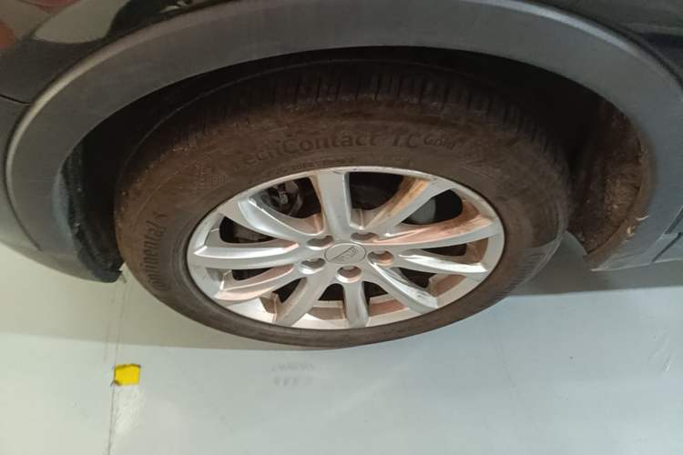 Used Cadillac XT4 2018 28T Two-Wheel Drive Tech Version Left Front Wheel Hub