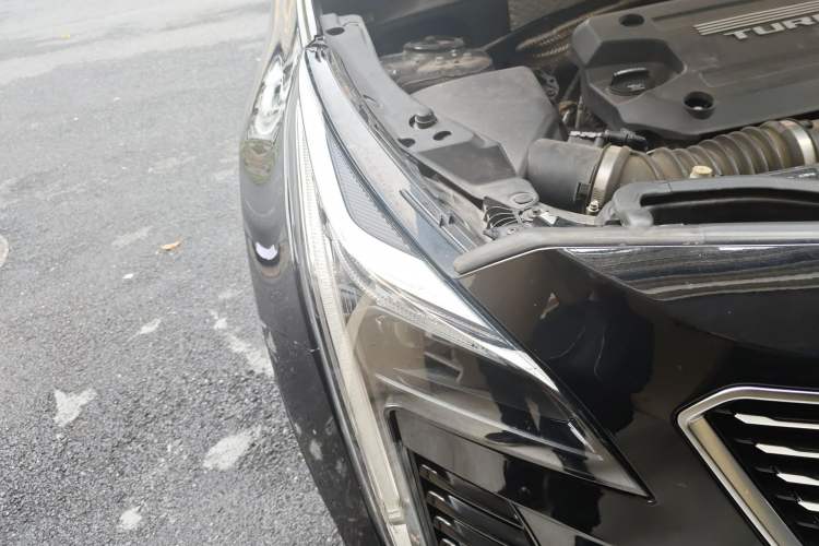 Used Cadillac XT4 2018 28T Two-Wheel-Drive Luxury Model Right Front Headlight