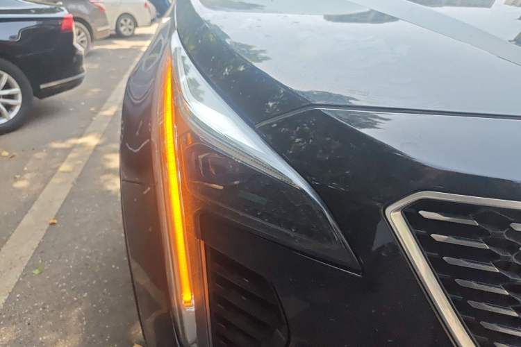 Used Cadillac XT4 2018 28T Two-Wheel-Drive Luxury Model Right Front Headlight