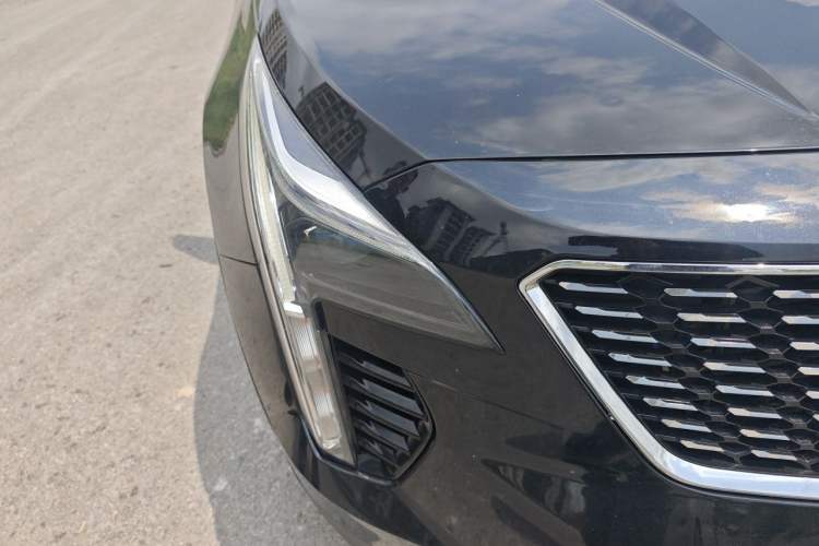 Used Cadillac XT4 2018 28T Two-Wheel Drive Tech Version Right Front Headlight