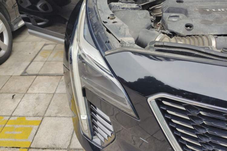 Used Cadillac XT4 2018 28T Two-Wheel-Drive Luxury Model Right Front Headlight