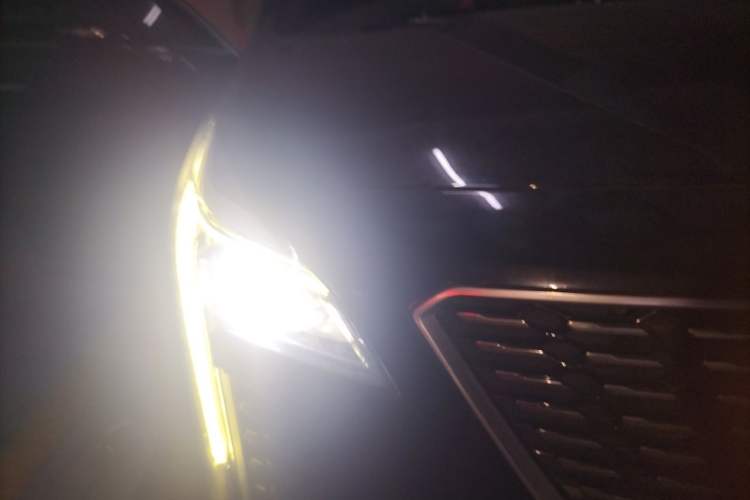 Used Cadillac XT4 2018 28T Two-Wheel-Drive Luxury Model Right Front Headlight