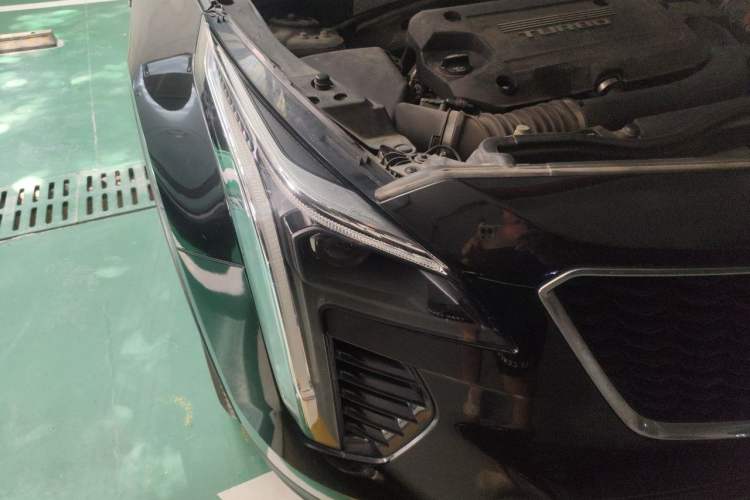 Used Cadillac XT4 2018 28T Two-Wheel Drive Luxury Sport Model Right Front Headlight