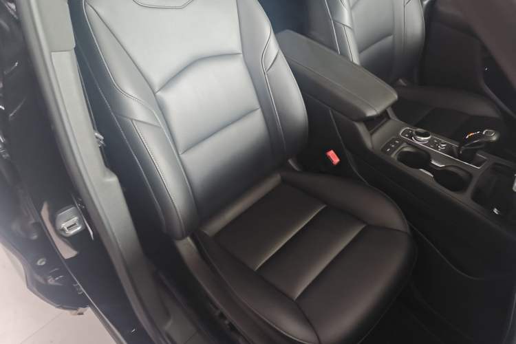 Used Cadillac XT4 2018 28T Two-Wheel-Drive Luxury Model Right Front Seat