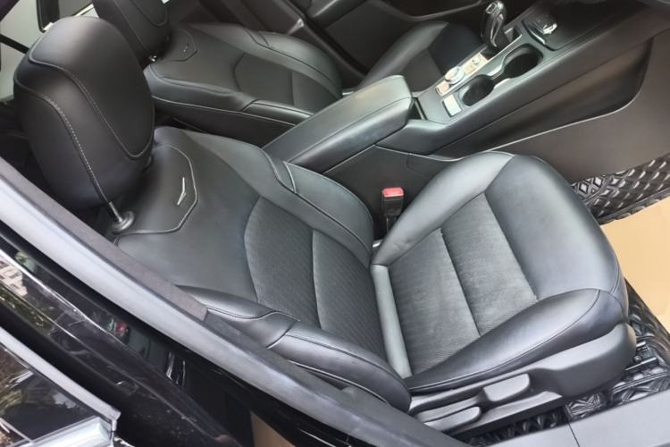 Used Cadillac XT4 2018 28T Two-Wheel Drive Tech Version Right Front Seat