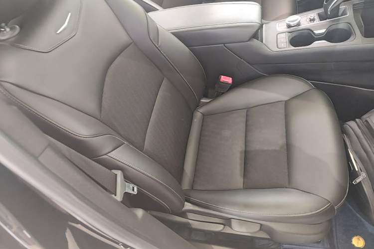 Used Cadillac XT4 2018 28T Two-Wheel Drive Tech Version Right Front Seat