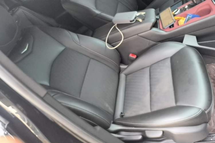 Used Cadillac XT4 2018 28T Two-Wheel Drive Tech Version Right Front Seat