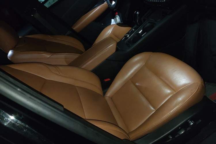 Used Cadillac XT4 2018 28T 4x4 Platinum Edition Right Front Seat