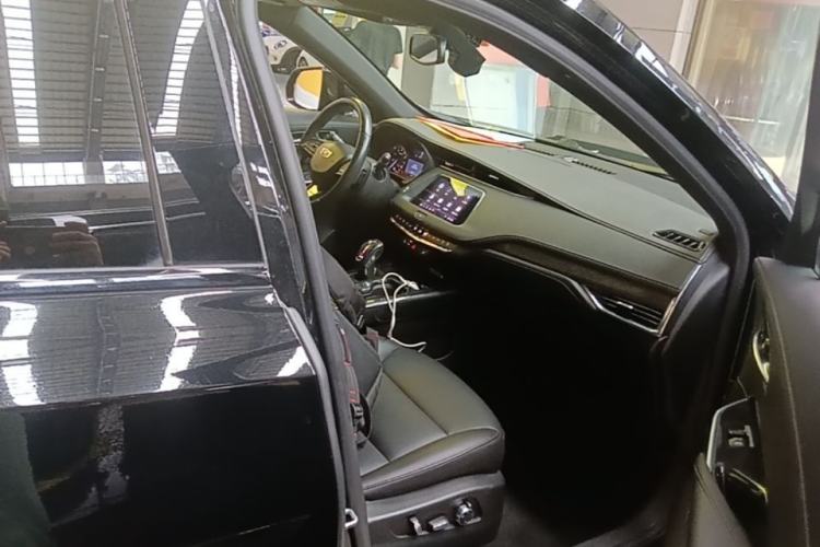 Used Cadillac XT4 2018 28T Two-Wheel Drive Luxury Sport Model Right Front Seat