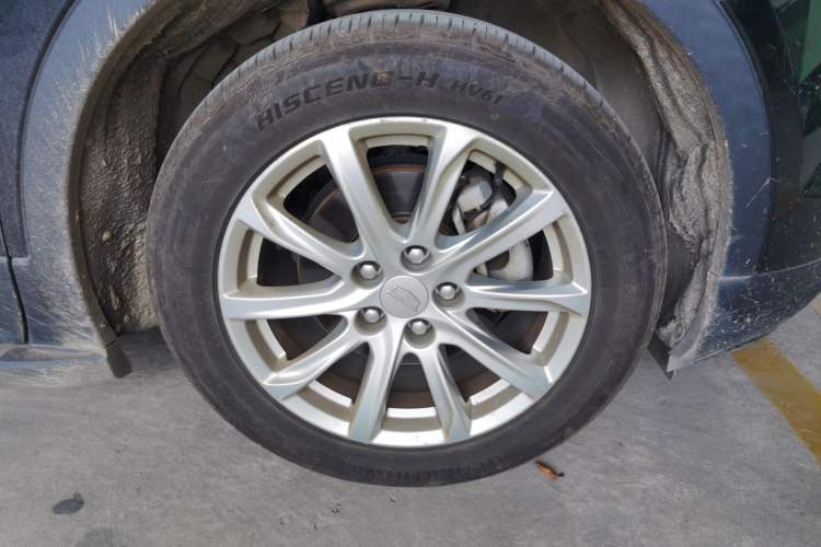 Used Cadillac XT4 2018 28T Two-Wheel Drive Tech Version Right Front Wheel Hub
