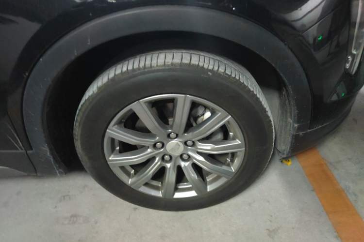 Used Cadillac XT4 2018 28T Two-Wheel-Drive Luxury Model Right Front Wheel Hub