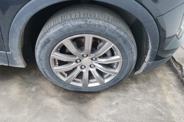 Used Cadillac XT4 2018 28T Two-Wheel-Drive Luxury Model Right Front Wheel Hub