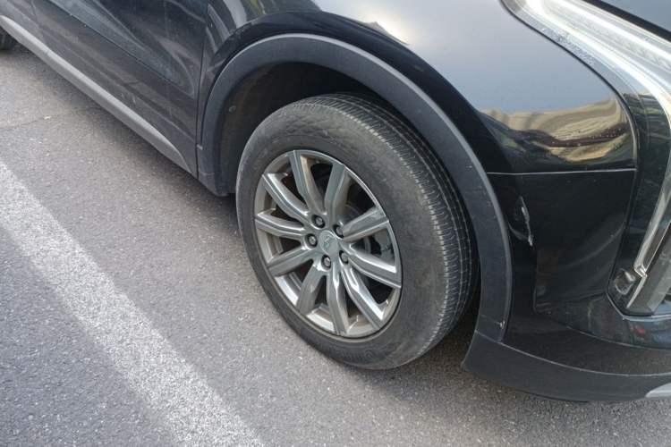 Used Cadillac XT4 2018 28T Two-Wheel-Drive Luxury Model Right Front Wheel Hub