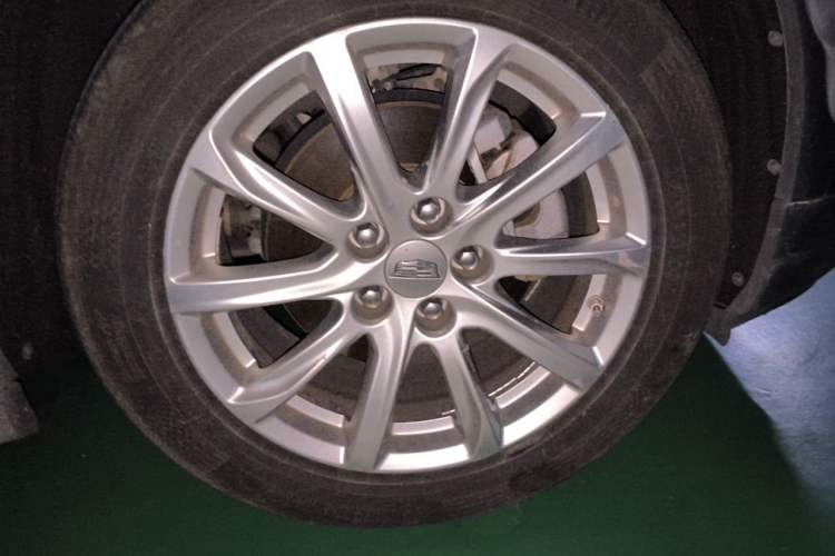 Used Cadillac XT4 2018 28T Two-Wheel Drive Tech Version Right Front Wheel Hub