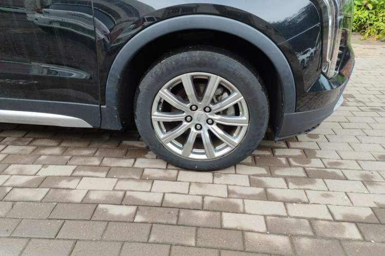 Used Cadillac XT4 2018 28T Two-Wheel-Drive Luxury Model Right Front Wheel Hub