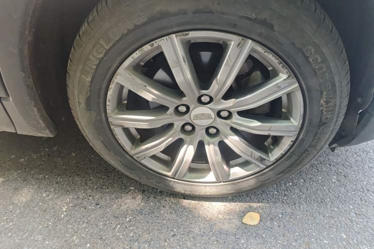 Used Cadillac XT4 2018 28T Two-Wheel-Drive Luxury Model Right Front Wheel Hub