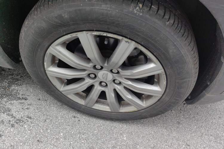 Used Cadillac XT4 2018 28T Two-Wheel-Drive Luxury Model Right Front Wheel Hub