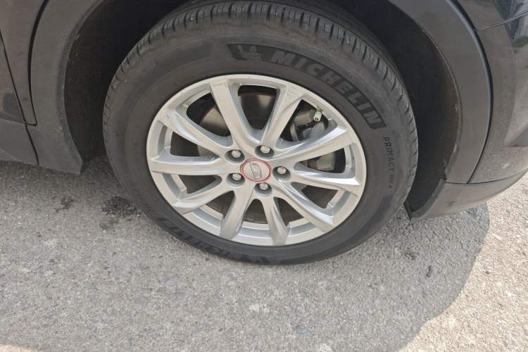 Used Cadillac XT4 2018 28T Two-Wheel Drive Tech Version Right Front Wheel Hub