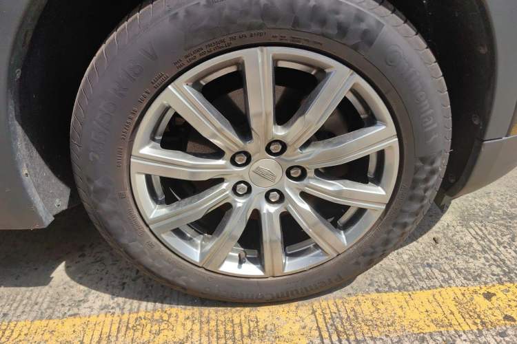 Used Cadillac XT4 2018 28T Two-Wheel-Drive Luxury Model Right Front Wheel Hub
