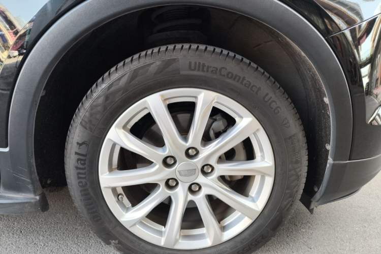 Used Cadillac XT4 2018 28T Two-Wheel Drive Tech Version Right Front Wheel Hub