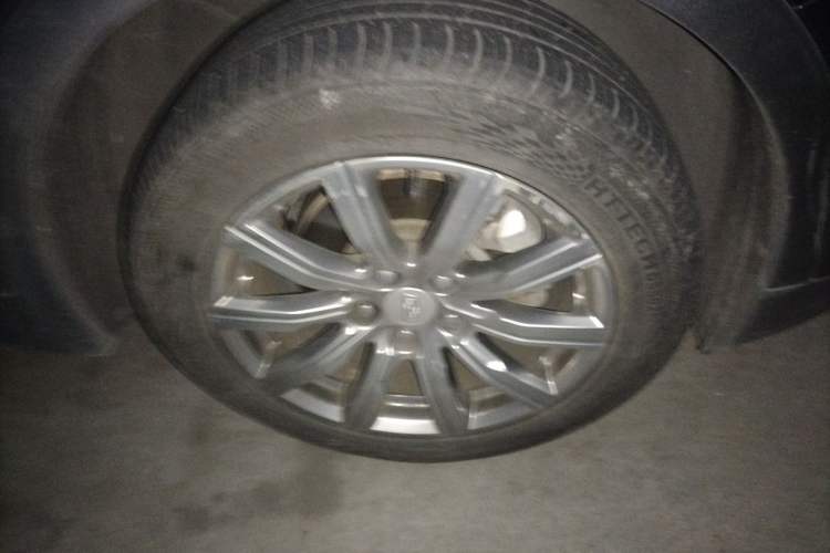 Used Cadillac XT4 2018 28T Two-Wheel-Drive Luxury Model Right Front Wheel Hub