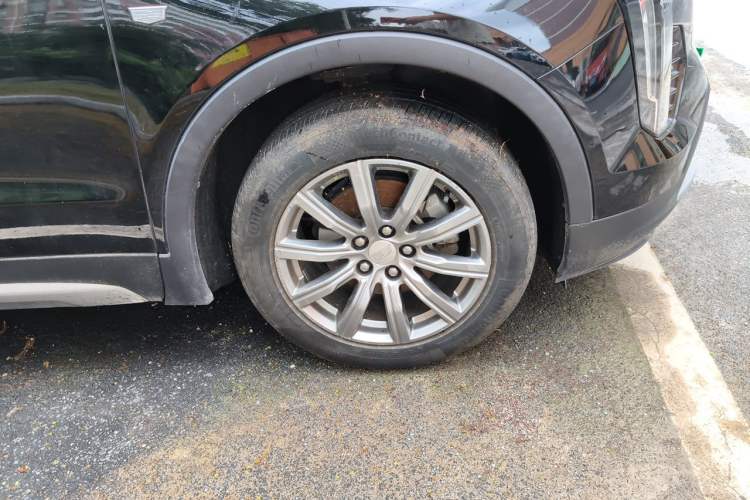 Used Cadillac XT4 2018 28T Two-Wheel-Drive Luxury Model Right Front Wheel Hub