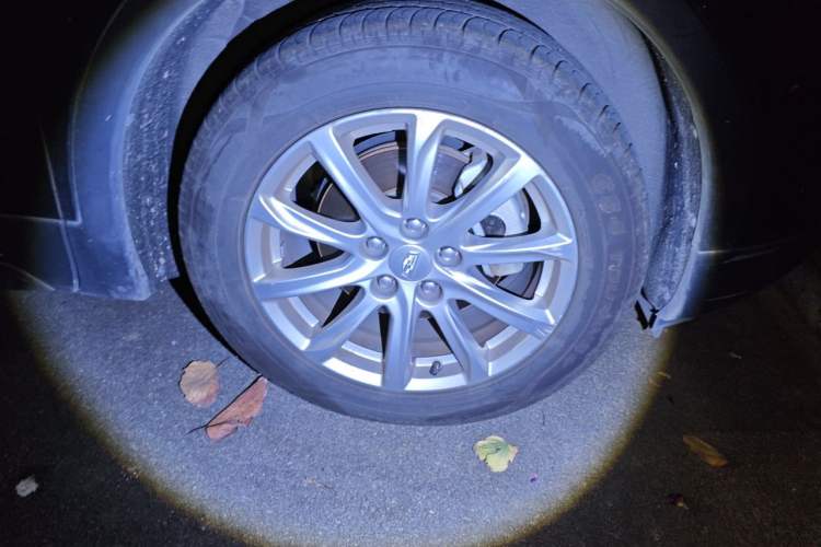 Used Cadillac XT4 2018 28T Two-Wheel Drive Tech Version Right Front Wheel Hub