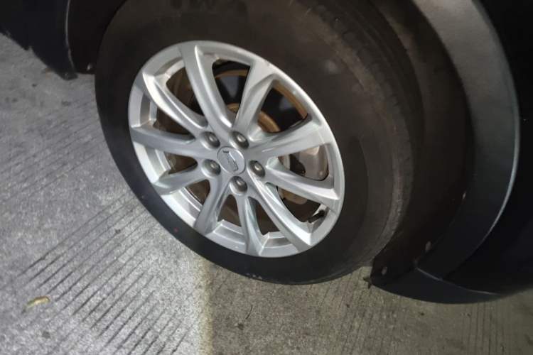 Used Cadillac XT4 2018 28T Two-Wheel Drive Tech Version Right Front Wheel Hub