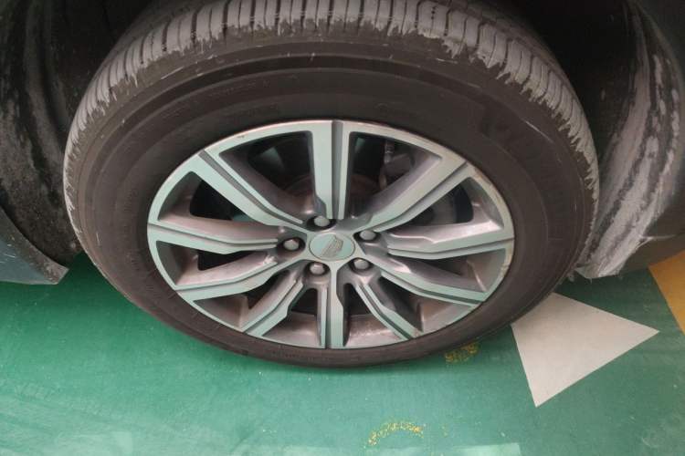 Used Cadillac XT4 2018 28T Two-Wheel Drive Luxury Sport Model Right Front Wheel Hub
