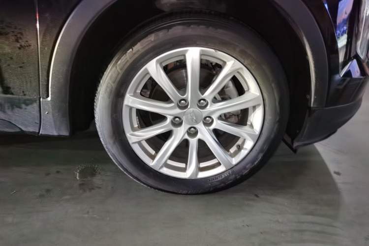 Used Cadillac XT4 2018 28T Two-Wheel Drive Tech Version Right Front Wheel Hub