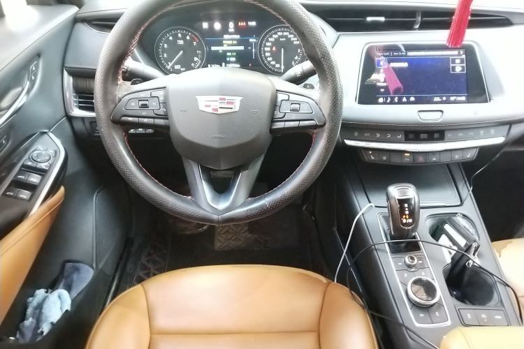 Used Cadillac XT4 2018 28T 4x4 Platinum Edition Steering Wheel