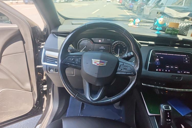 Used Cadillac XT4 2018 28T Two-Wheel-Drive Luxury Model Steering Wheel
