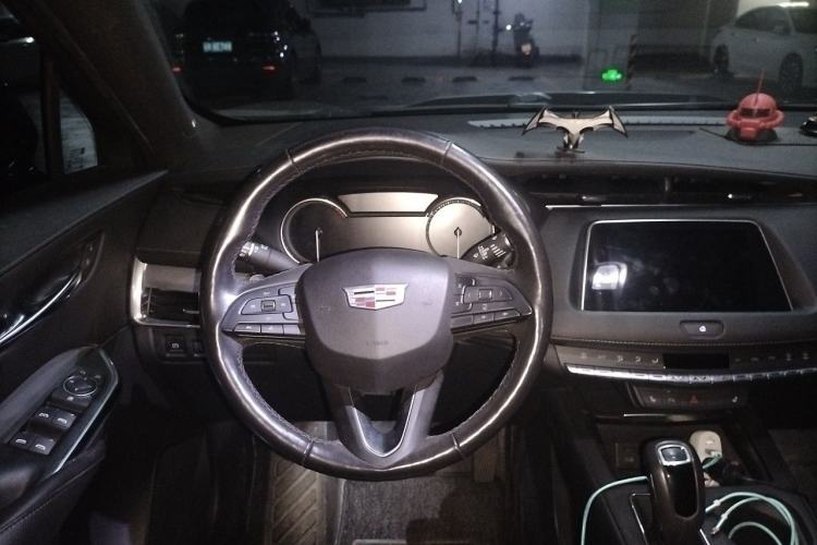 Used Cadillac XT4 2018 28T Two-Wheel-Drive Luxury Model Steering Wheel