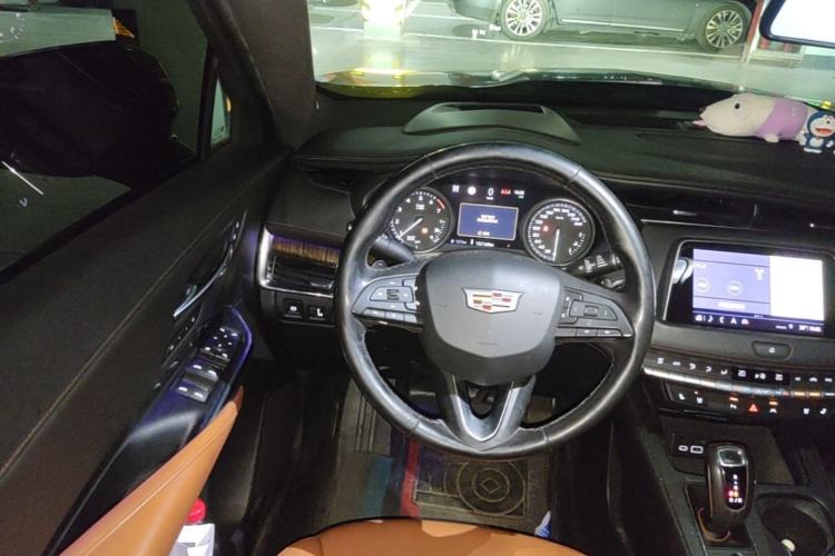 Used Cadillac XT4 2018 28T 4x4 Platinum Edition Steering Wheel