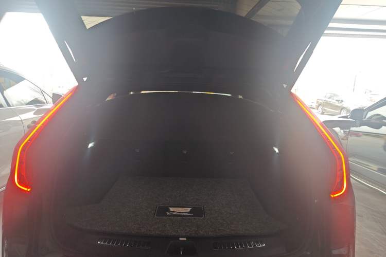 Used Cadillac XT4 2018 28T Two-Wheel-Drive Luxury Model Trunk